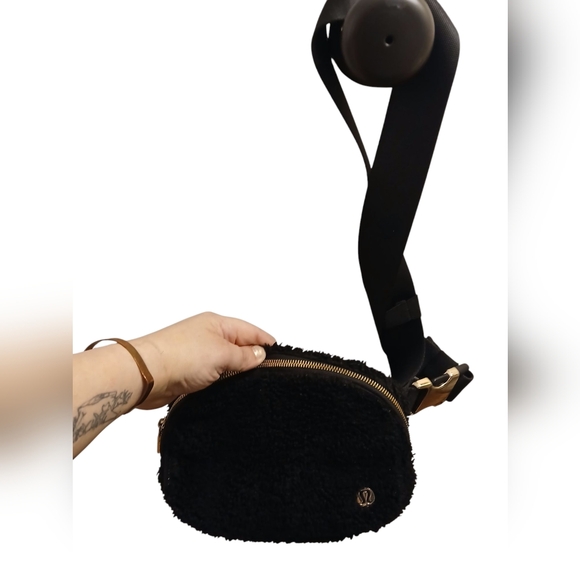 Lululemon Black Fleece Gold Festival Concert Crossbody Fanny Pack Bag Purse GUC - Picture 5 of 14